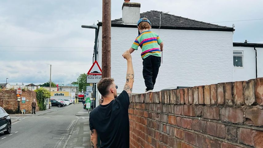 Schauspieler Matt Stokoe mit seinem Sohn Henry, Juli 2024