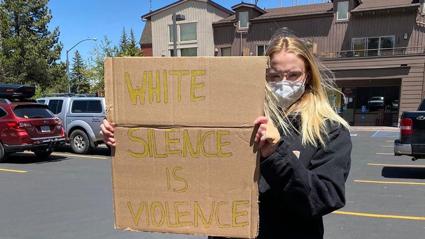 Sophie Turner zeigt Babybauch bei Anti-Rassismus-Protest!