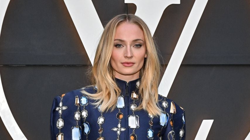 Bei der Louis Vuitton Cruise 2026 Show in Avignon: Sophie Turner beim Photocall