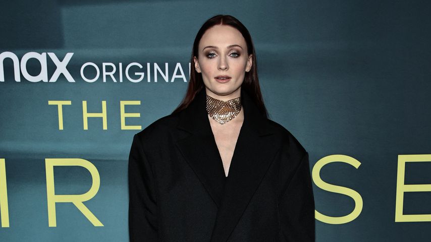 Wo ist der Bauch? Sophie Turner strahlt in coolem Blazerlook