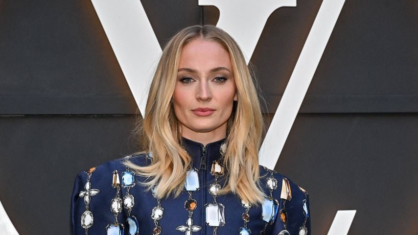 Am Set: Sophie Turner kurbelt Schwangerschaftsgerüchte an