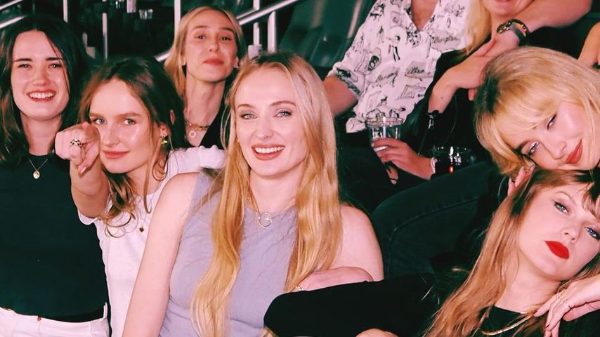 Sophie Turner, Sabrina Carpenter und Taylor Swift mit ihren Freunden