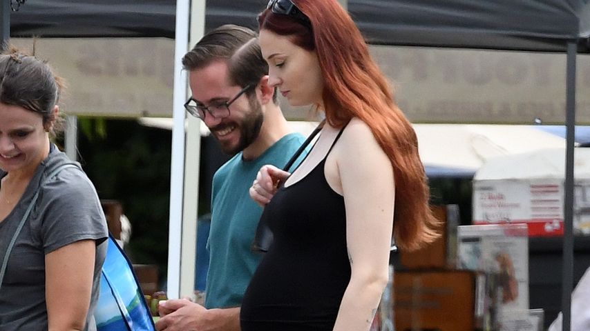 Versteckspiel vorbei: Sophie Turner zeigt stolz Babybauch