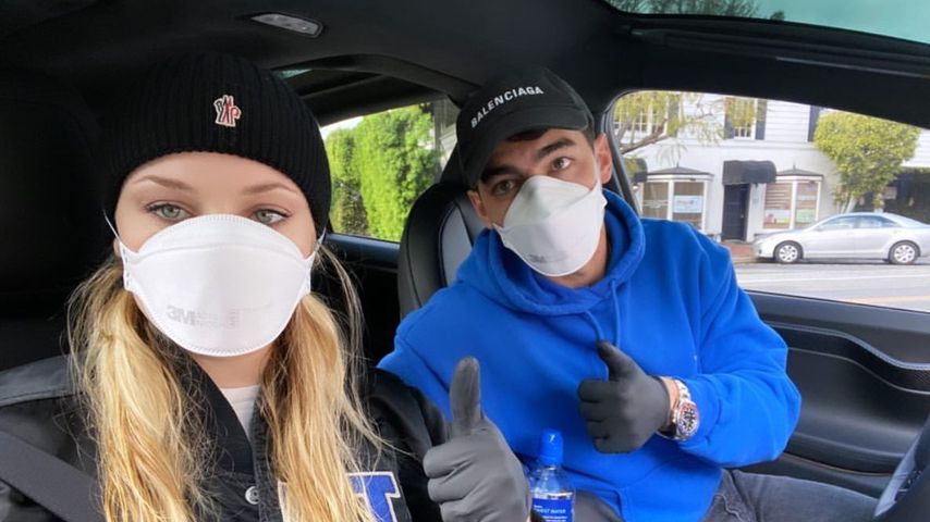 Wegen Baby? Sophie Turner mit Mundschutz und Handschuhen