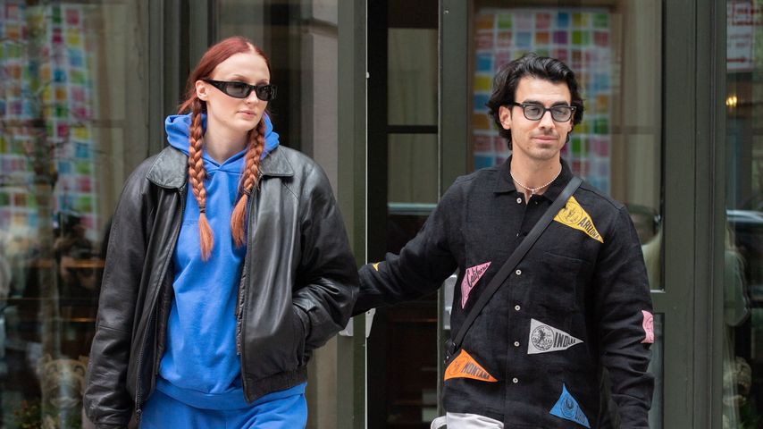 Mit XXL-Pulli: So versteckt Sophie Turner ihren Babybauch