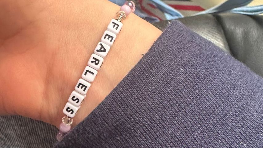 Sophie Turners Handgelenk mit ihrem "Fearless"-Armband