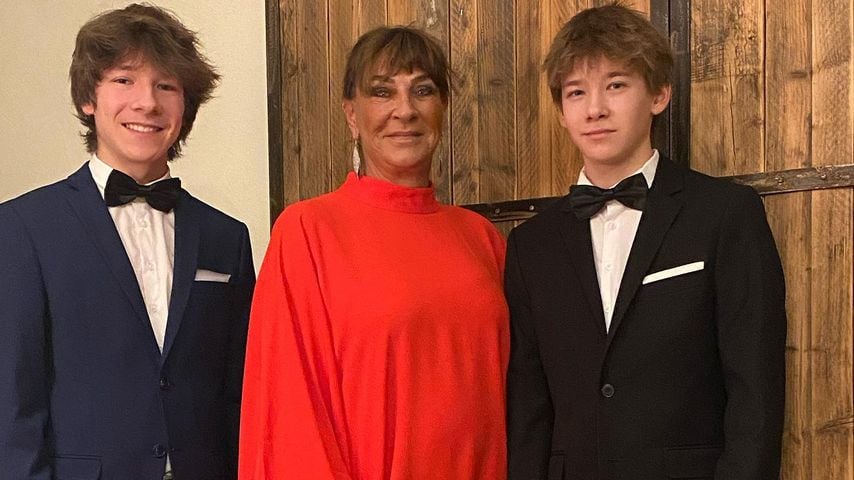 Soraya Lewe-Tacke posiert mit ihrem Zwillingssöhnen Mick und Lex, November 2022