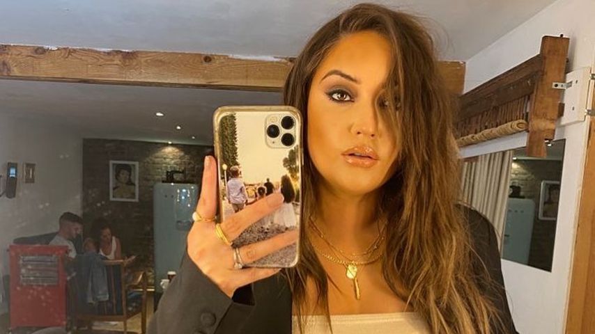Nach Babygerüchten: Jacqueline Jossa zeigt Bauch im Crop-Top