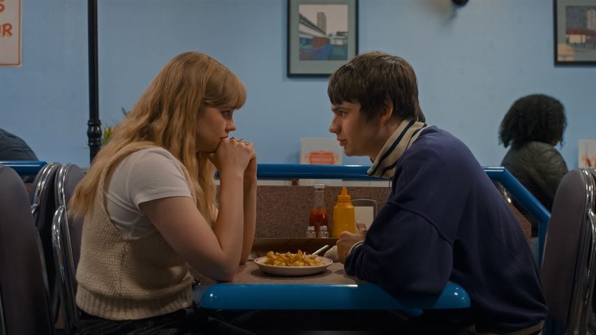 Spike Fearn und Angourie Rice in "Finding Emily"