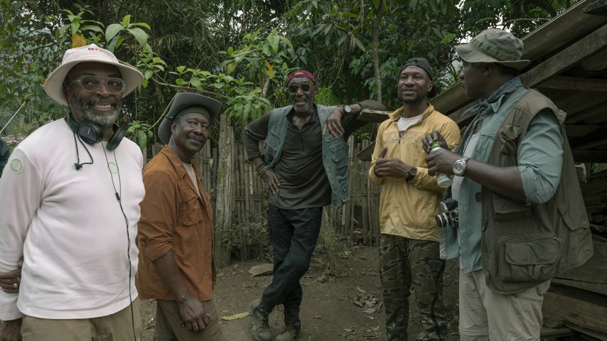 Spike Lee mit dem Cast von "Da 5 Bloods"
