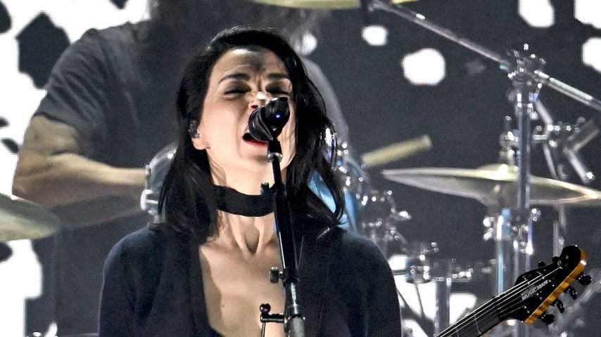 St. Vincent mit Nirvana beim "FireAid"-Konzert in Los Angeles