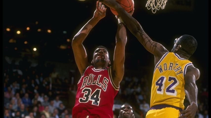 Stacey King von den Chicago Bulls im Duell am Korb gegen die Los Angeles Lakers