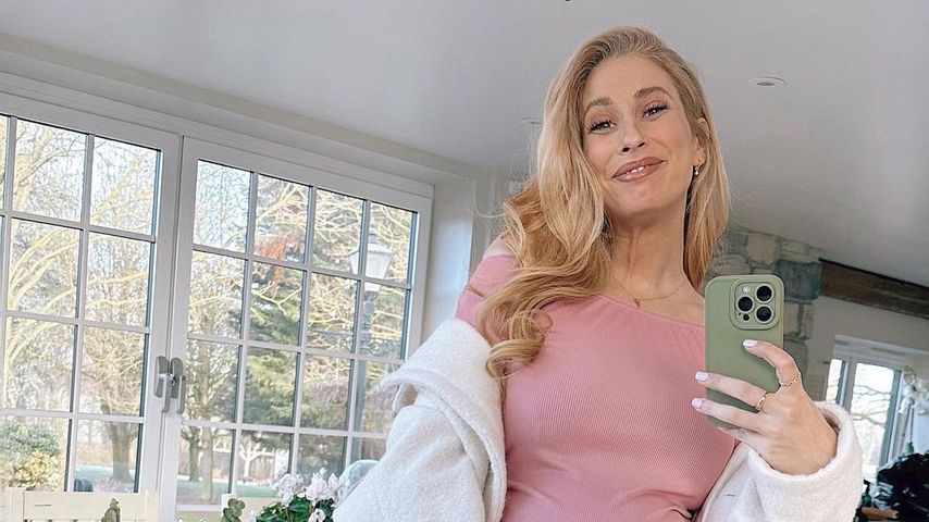 Stacey Solomon setzt Babybauch bei Buchvorstellung in Szene
