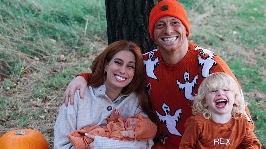 Stacey Solomon mit ihrem Mann Joe Swash, ihrem Sohn Rex und Baby Rose, Oktober 2021