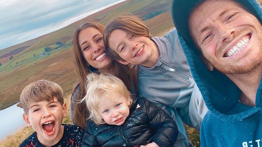 Stacey Solomon mit ihren drei Kindern und ihrem Partner Joe