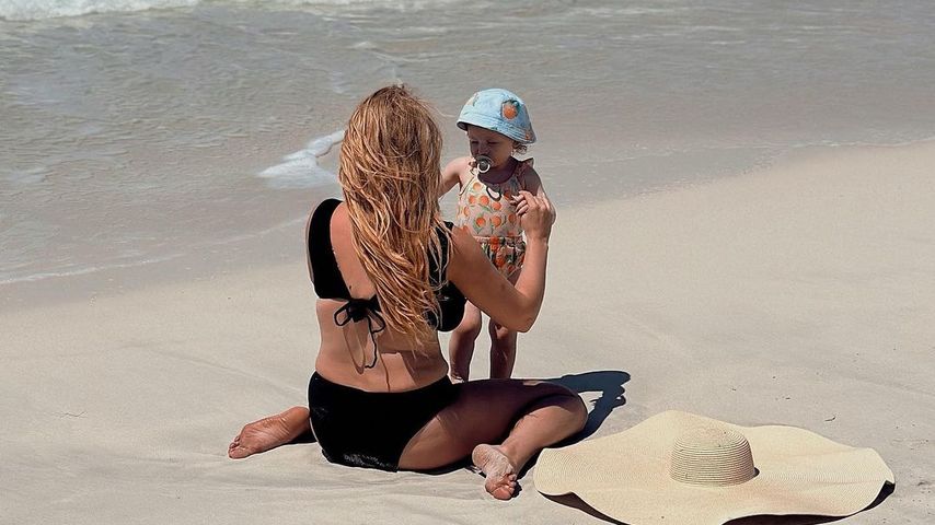 Stacey Solomon mit ihrer Tochter am Strand, 2023