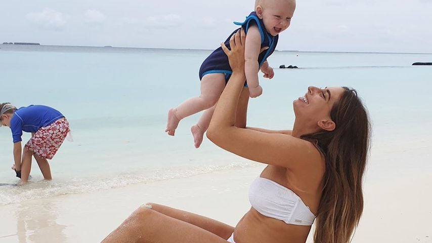 Stacey Solomon mit Söhnchen Rex im Urlaub