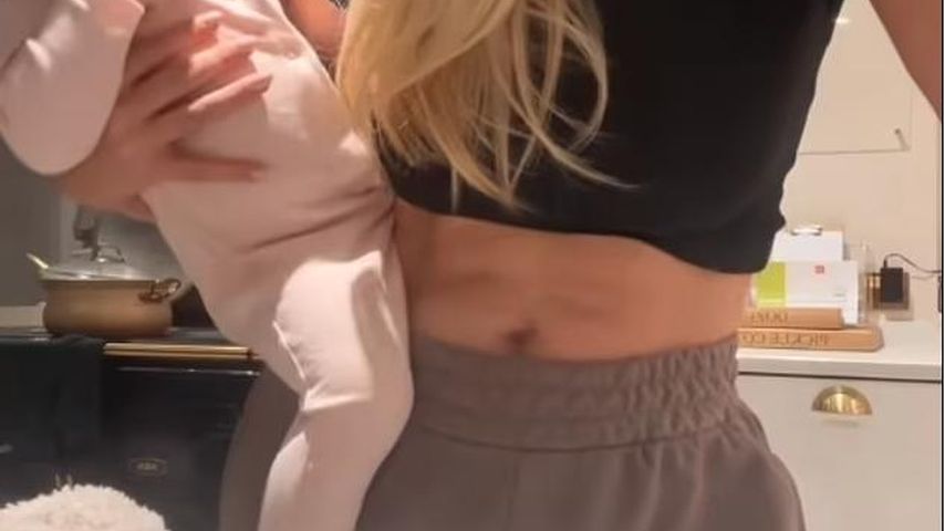 Stacey Solomon mit Sixpack