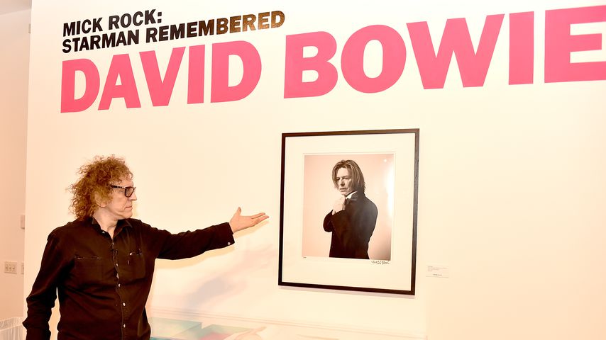 Fotograf Mick Rock bei einer Ausstellung über David Bowie