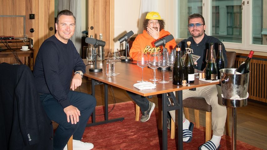 Starkoch Tim Raue bei der Podcastaufnahme mit Rapper Curly und Willi Schlögl