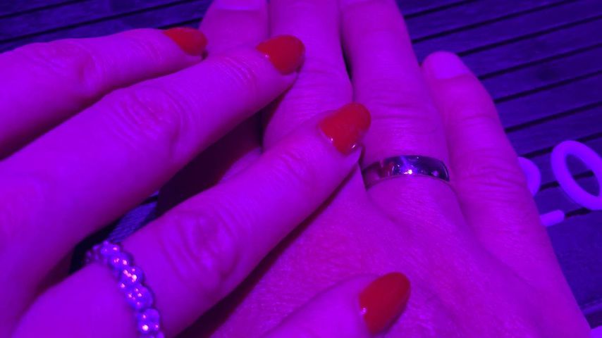 Stefan Gritzkas Hand und die seiner Frau