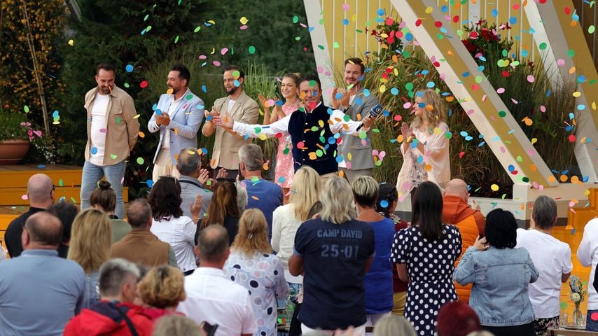 Stefan Mross feiert mit seinen Gästen im Konfettiregen bei "Immer wieder sonntags" in Rulantica, Folge 12 vom 08.09.2024