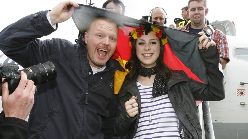 Stefan Raab und Lena Meyer-Landrut nach ihrem ESC-Sieg 2010 am Flughafen Hannover
