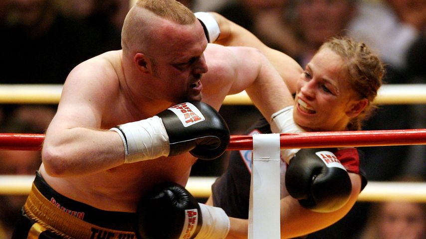 Stefan Raab und Regina Halmich bei ihrem Boxkampf in Köln im Jahr 2007