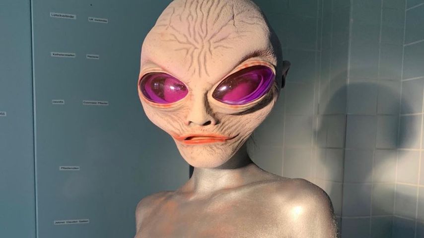 Gruselig: Welches Topmodel ist hier als Alien verkleidet?
