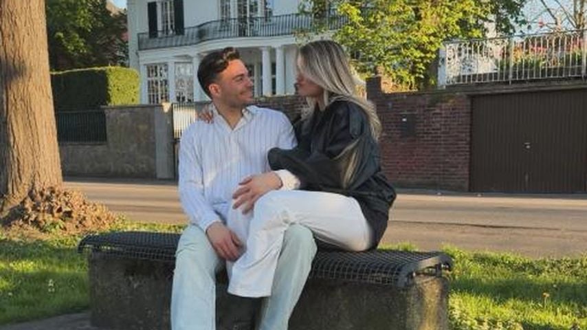 Was läuft da? Blonde Frau sitzt auf Stefano Zarrellas Schoß