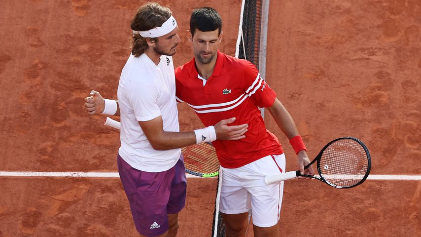 Stefanos Tsitsipas und Novak Djokovic beim French-Open-Finale in Paris im Juni 2021