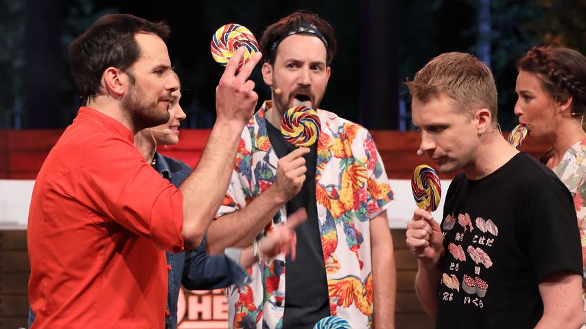 Steffen Henssler (l.) und Oliver Pocher (in Schwarz) bei "Grill den Henssler"