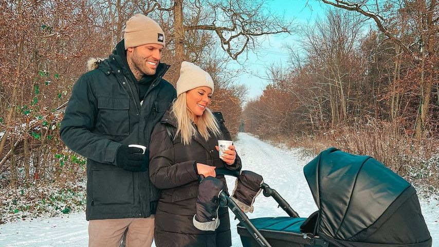 Steffen König und Jenny Frankhauser mit ihrem Sohn, Dezember 2022