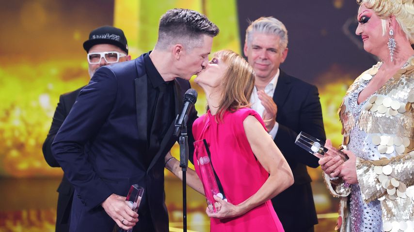 Steffen Hallschka knutscht Frau Anne-Katrin auf der Bühne!