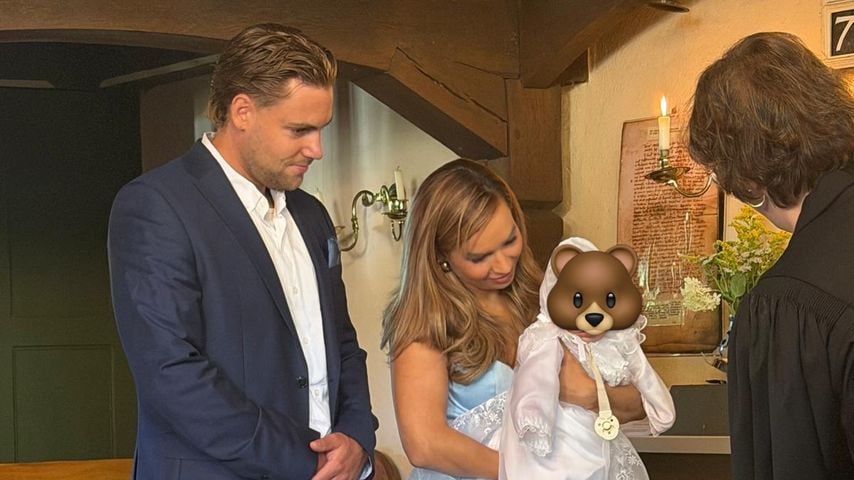 Steffen und Karina Vogeno mit ihrem Sohn Romeo, August 2026