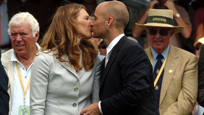 Steffi Graf und Andre Agassi küssen sich bei ihrer Aufnahme in die International Tennis Hall of Fame in Newport, 2004
