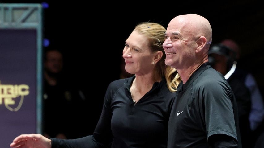 Steffi Graf und Andre Agassi feiern den Sieg beim Pickleball Slam 3 in der Michelob Ultra Arena in Las Vegas