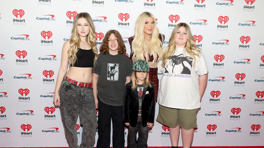Tori Spelling posiert mit vier ihrer Kinder, 2023