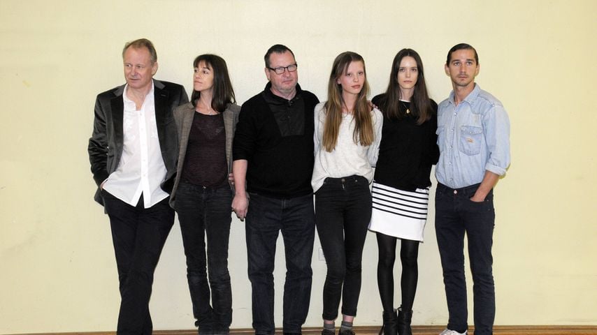 Stellan Skarsgård, Charlotte Gainsbourg, Lars von Trier, Mia Goth, Stacy Martin und Shia LaBeouf bei den Dreharbeiten zu Nymphomaniac