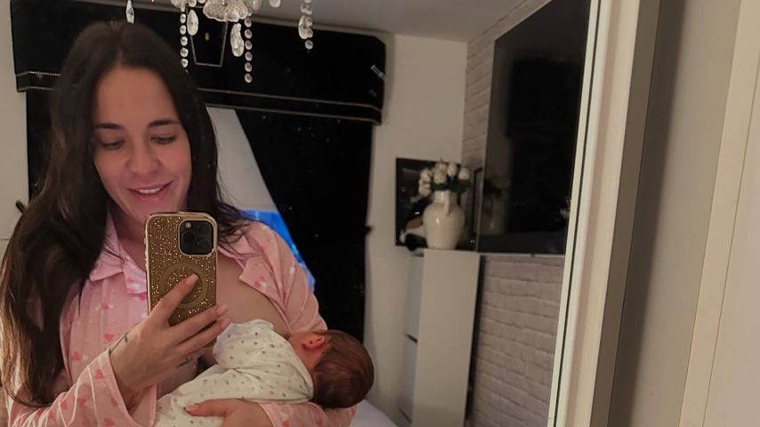 Stephanie Davis, Schauspielerin, mit ihrem Neugeborenen