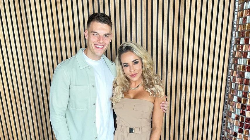 Stephanie Davis und ihr Partner Joe im August 2023