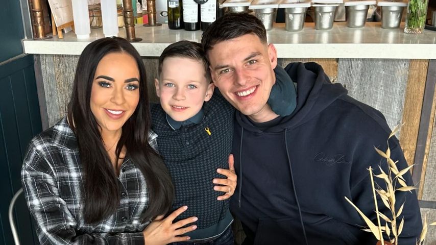 Stephanie Davis mit ihrem Sohn und Partner im März 2024