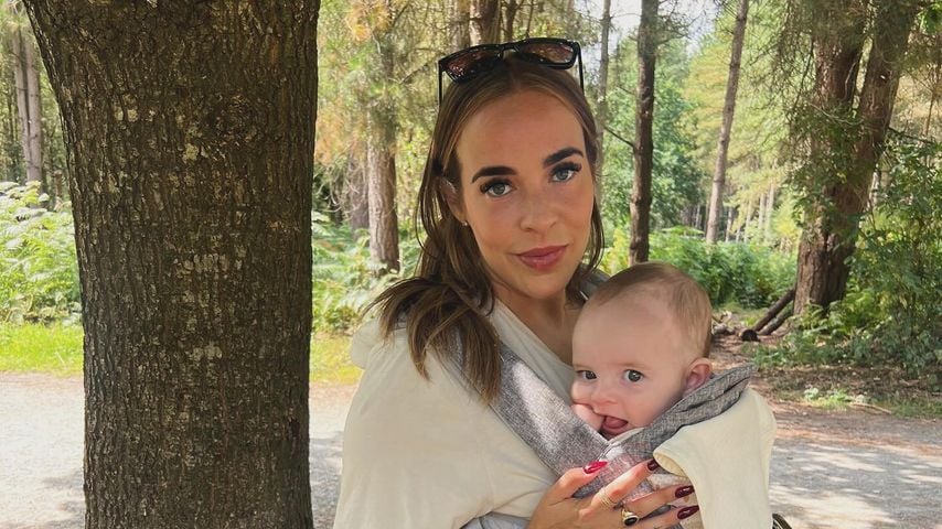 Schauspielerin Stephanie Davis mit ihrem Baby, Juli 2025