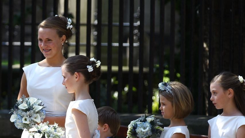 Stephanie Phillips (links) als Blumenmädchen bei der Hochzeit von Zara Phillips und Mike Tindall in Edinburgh, 30. Juli 2011