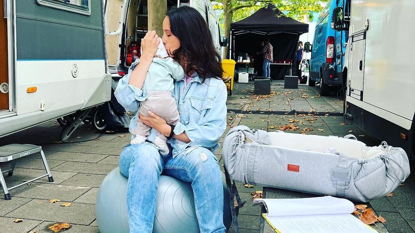 Stephanie Stumph mit ihrem Sohn am "Der Alte"-Set