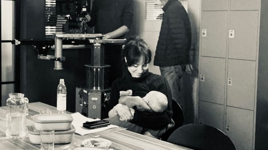 Stephanie Stumph im März 2026 mit Baby am Set