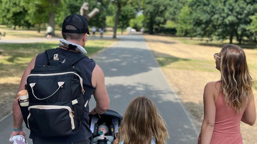 Stephen Amell mit seinem Sohn, seiner Tochter Maverick und seiner Frau Cassandra