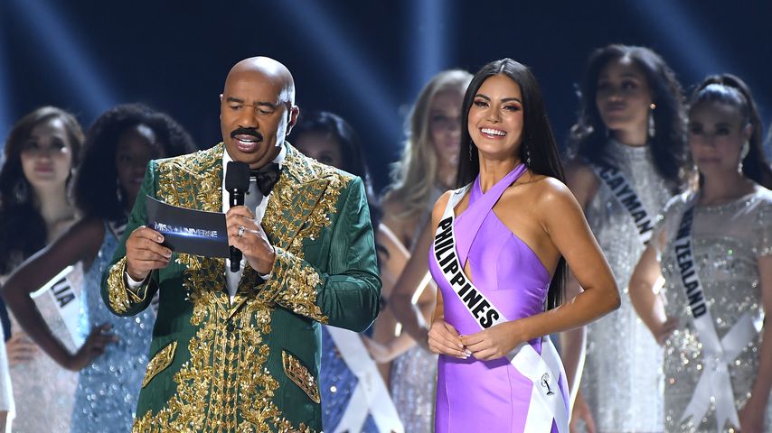 Steve Harvey und Miss Philippines Gazini Ganados bei der Miss-Universe-Wahl 2019