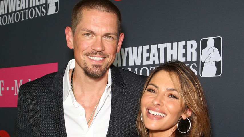 Steve Howey und Sarah Shahi, 2017