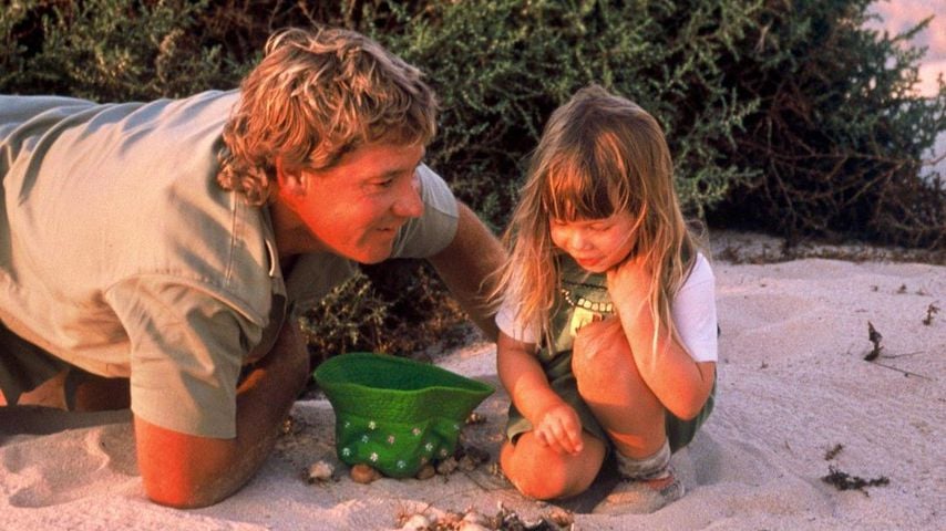 Steve Irwin und seine Tochter Bindi Irwin am Strand